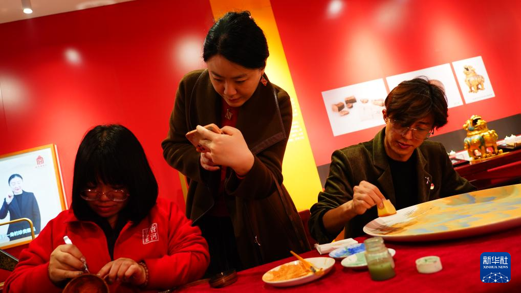 3月26日，残疾人手工艺人现场展示非遗技艺。