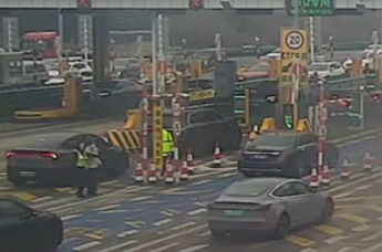 青岛城投旗下青岛高速集团员工，早高峰暖心护送迷路老人