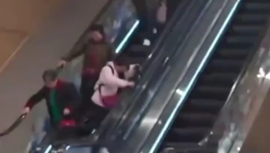 四川天府机场有多名老人在扶梯上逆行 被其他旅客发现后上前提醒 机场：如果现场有工作人员查看到的话会劝导或者制止