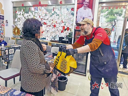 安德鲁送上比萨让老人的朋友帮带走。