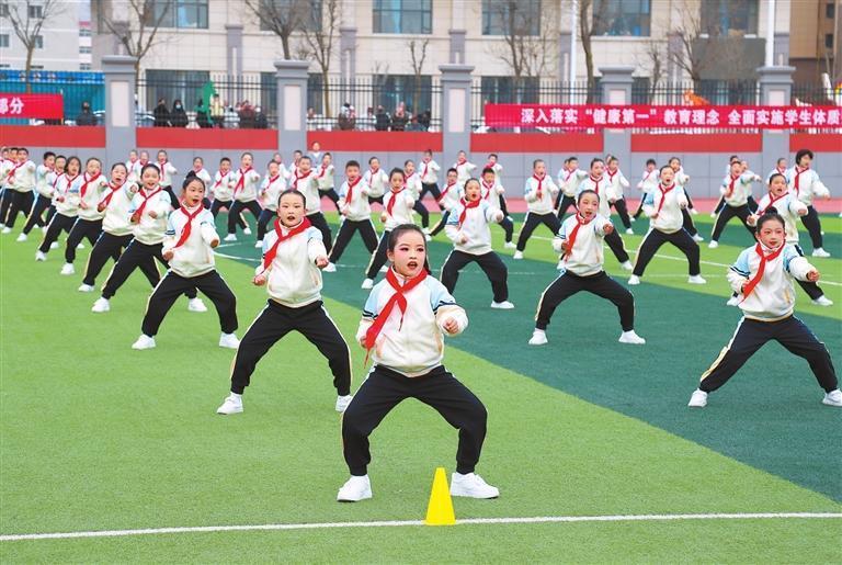 平凉市崆峒区举行中小学大课间展演，全面推进“健康学校”建设。新甘肃&middot;甘肃日报通讯员　吴希会