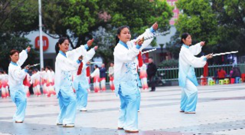 当日，泰和县太极拳协会组织会员进行太极拳展演。邓和平摄