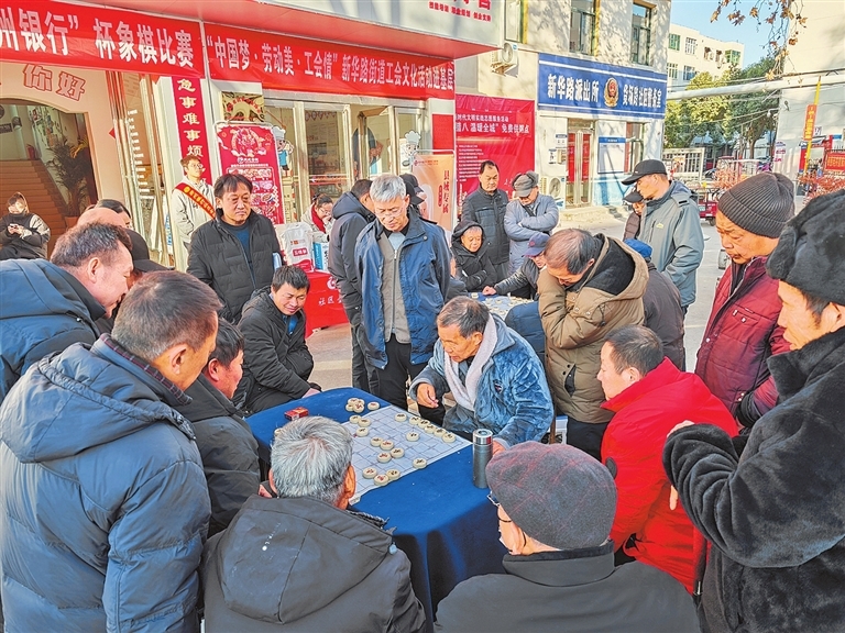 图③　巩义市新华路街道货场路社区拖厂北院小区居民在物业组织下，参与社区首届邻里象棋比赛。 王会 摄