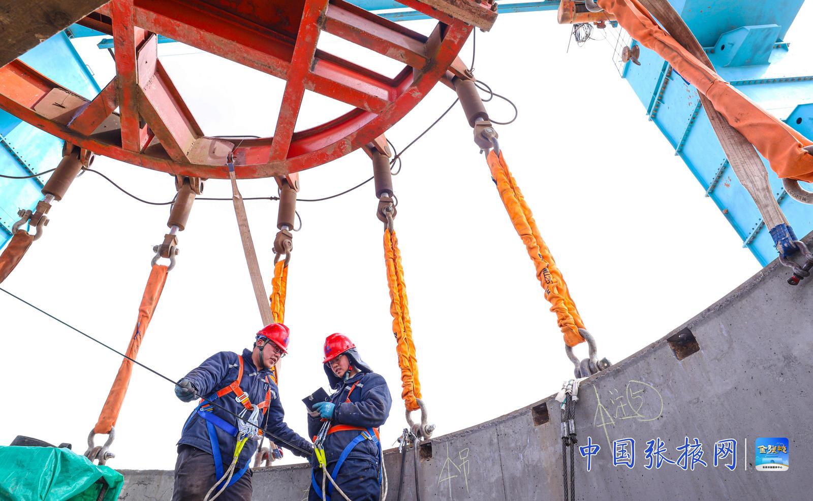 3月19日,张掖市山丹县东水泉矿区青阳煤矿项目回风立井井筒施工工程建设现场,井壁下沉工作正在紧张有序地进行。