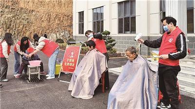 浮梁县王港乡港源社区新时代文明实践站组织志愿者开展学雷锋志愿服务系列活动,为社区居民、孤寡老人免费理发、义诊送药,以实际行动传递温暖与爱心。 (黄湘国 摄)