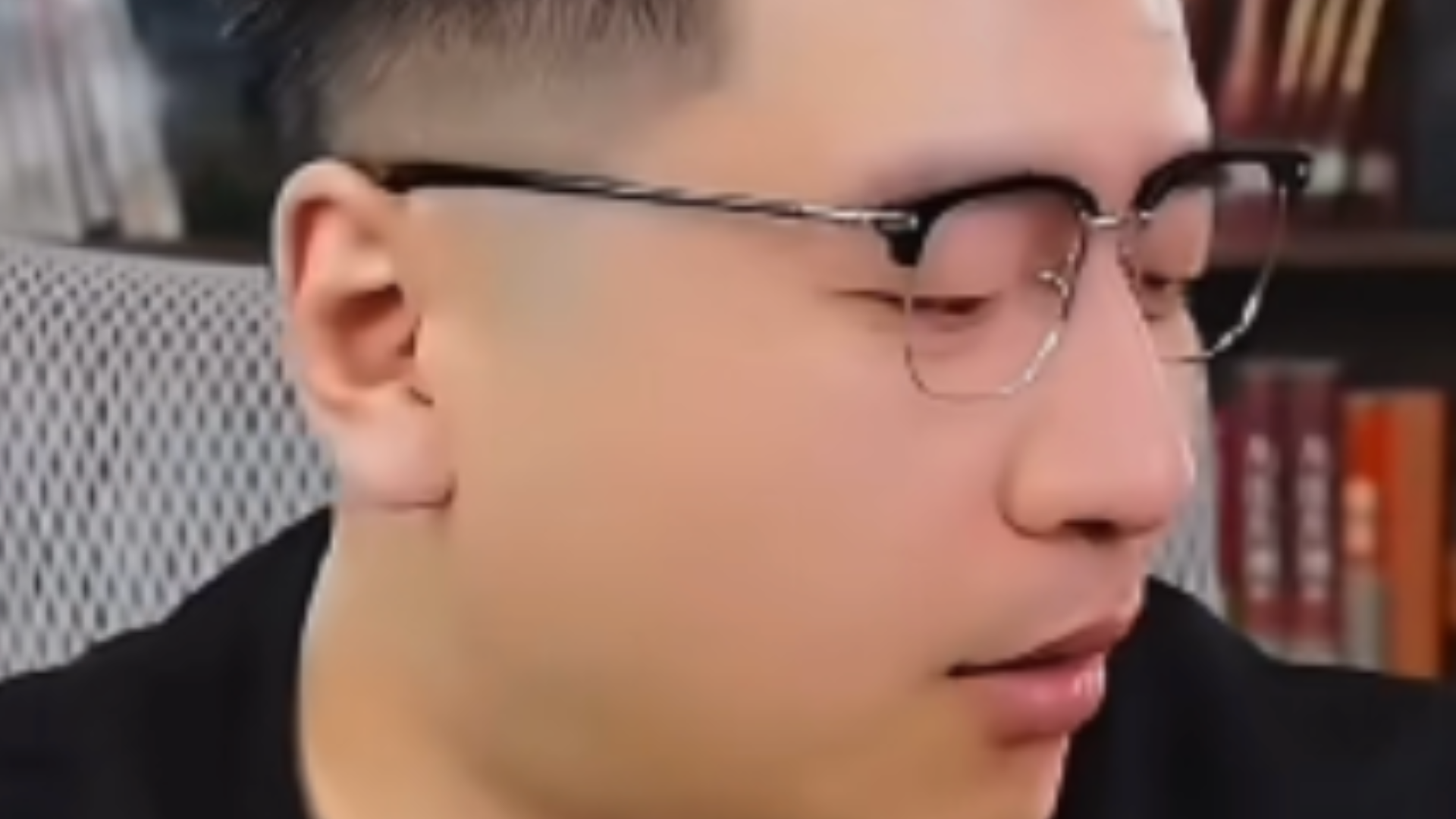 一句“大家早上好”留给芊芊学子最后的告别，张雪峰昨天上午最后一次直播，网友发现当时状态已经不对劲