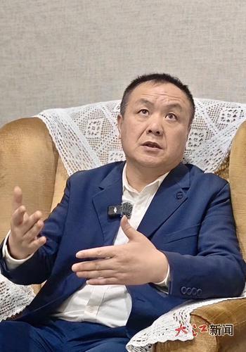 严永敏接受记者采访。