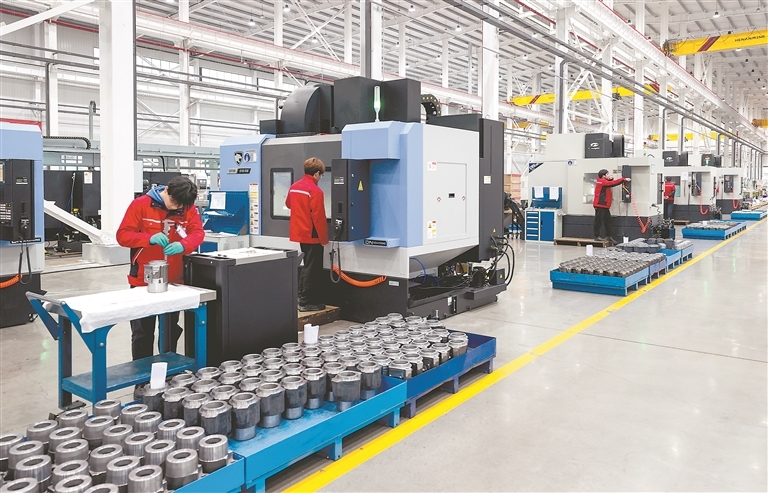 位于萍乡经开区的江西隧矿钎具机械制造有限公司生产车间内，员工正加紧生产订单产品。