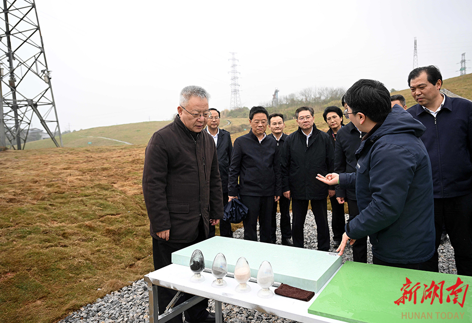 3月23日，沈晓明来到花垣县振兴—西部锰渣场调研。