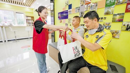 2025年8月1日，在雄安新区罗河社区24小时暖心驿站，社区工作人员为外卖员送上防暑礼包。 雄安新区罗河社区专职社区工作者 马子迪摄