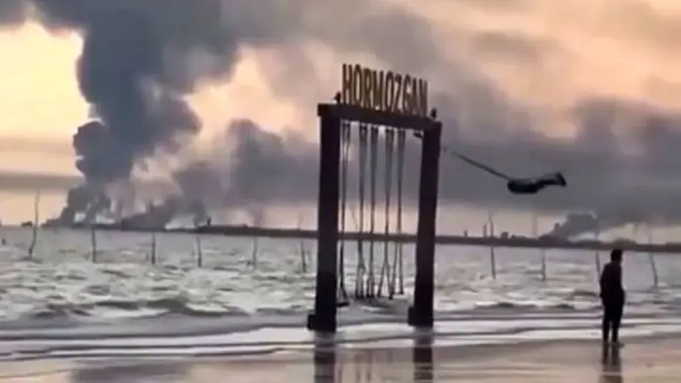 画面令人心碎！伊朗小女孩在霍尔木兹海滩荡秋千，背后硝烟遮海