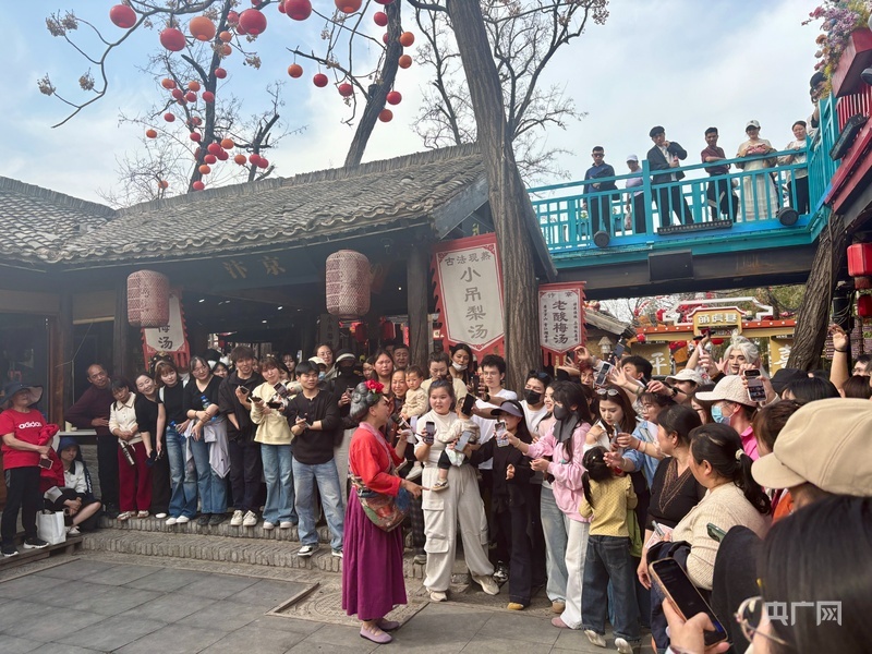 万岁山景区内,游客通过与工作人员互动赚取“银票”,以兑换景区内的文创产品(央广网记者 张丽娜 摄)