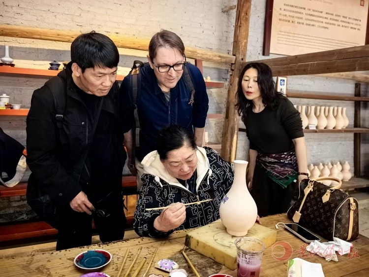 中外游客沉浸式乐享瓷韵。