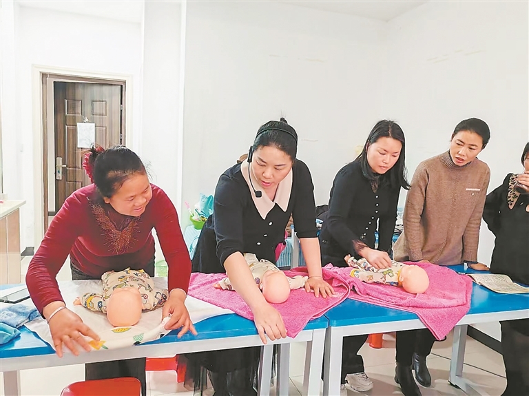 丰城市四达科技培训学校开展婴幼儿发展引导员培训。