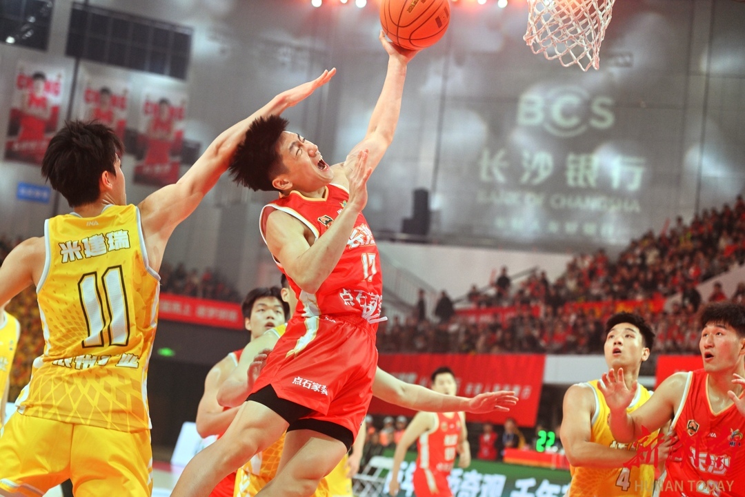 3月27日晚，长沙队球员（红）与怀化队球员（黄）在比赛中。湖南日报全媒体记者 郭立亮 摄