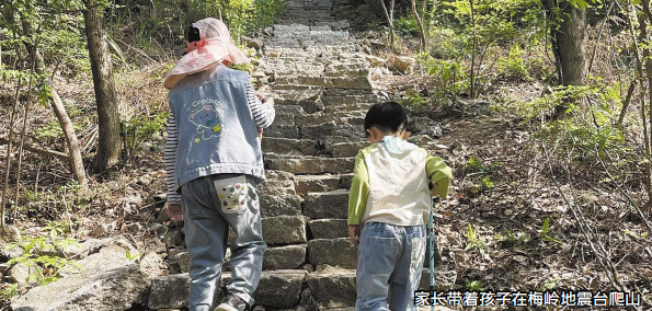 周末远离兴趣班、带着孩子去爬山，“自然式育儿”在南昌升温