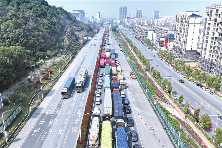 车辆缓慢通行。