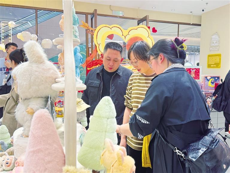 年轻人正在挑选毛绒玩具