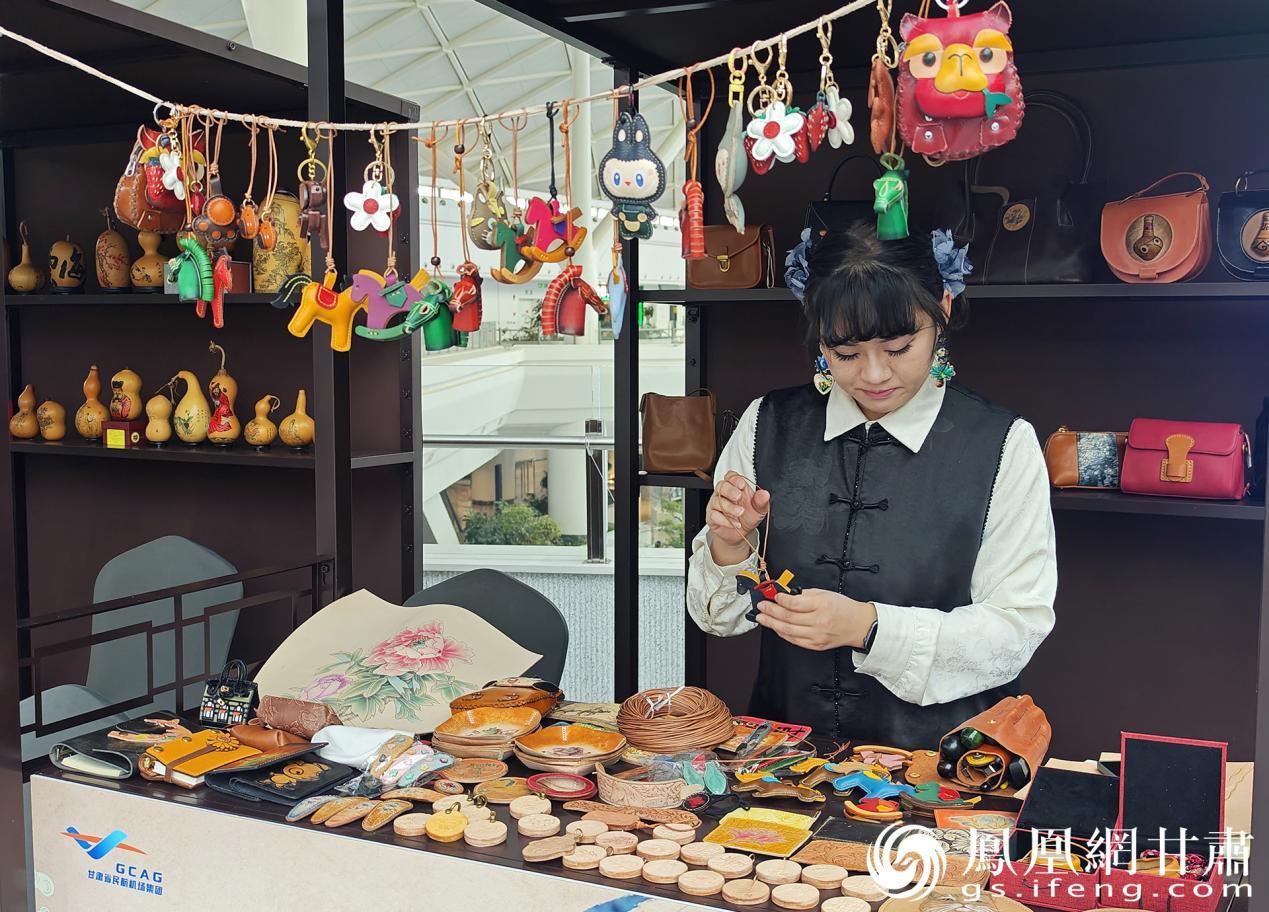 非遗好物带旅客近距离感受甘肃魅力　焦隆　摄