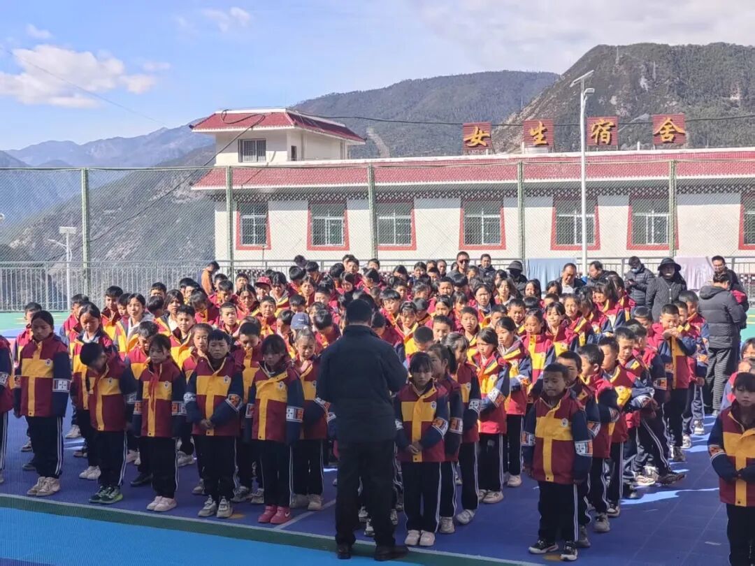 跨越2500公里的温暖，宁波为凉山娃送去4000多套校服