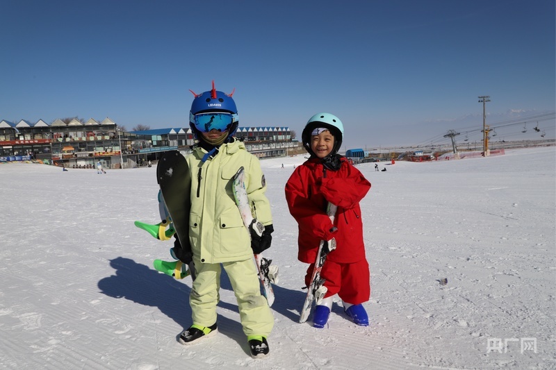 萌娃展示自己的滑雪装备 （央广网记者 丁安 摄）