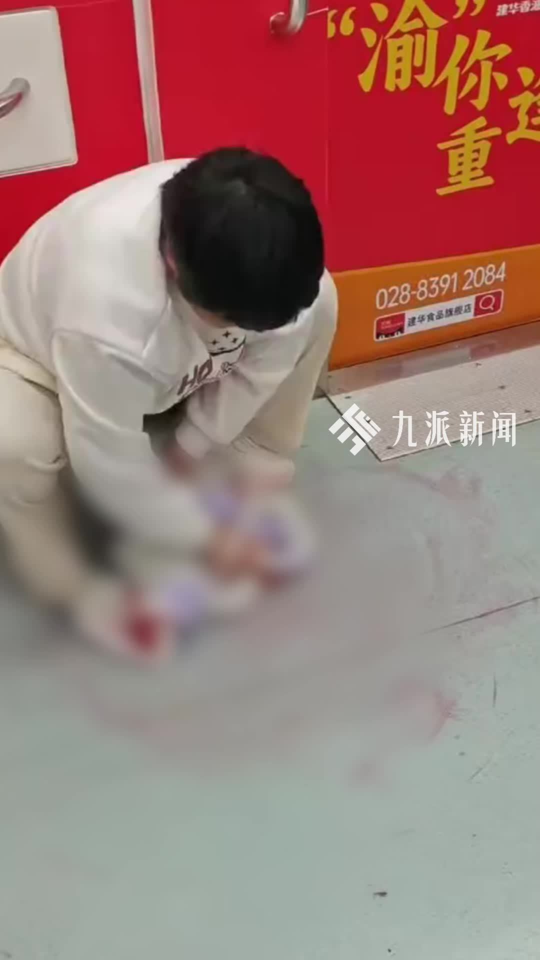 00后女孩患罕见病乘地铁不适吐血，后立即拿衣服10秒擦干净