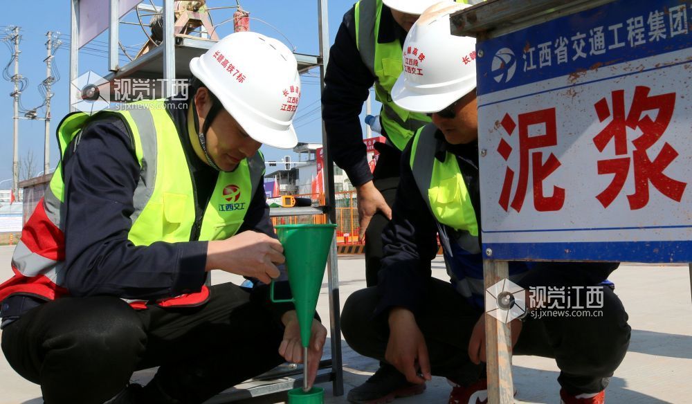 2026年3月26日，江西交投交工7标承建长赣高铁遂川段施工现场机械轰鸣、焊花飞溅，钢筋笼加工、泥浆检测、混凝土浇筑等工序有序开展，全力推进桥梁桩基施工，为线路早日通车筑牢根基。