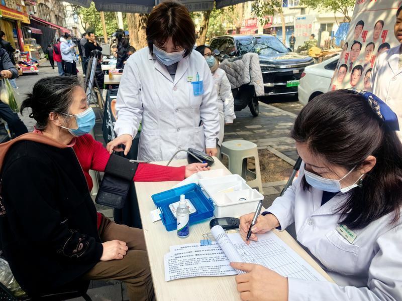 图为居民在现场测量血压