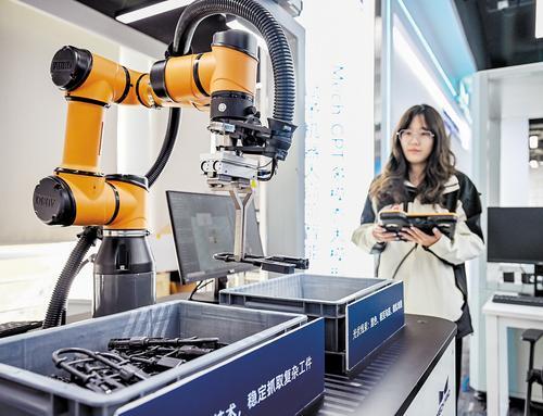 近日，雄安新区中关村科技园内，一企业员工正在操控工业机器人。 本报记者 李东宇摄