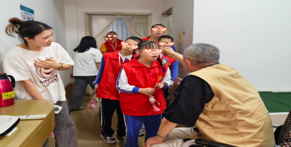 一老一小温情相伴，深圳社工宣传周开展职业体验互动活动