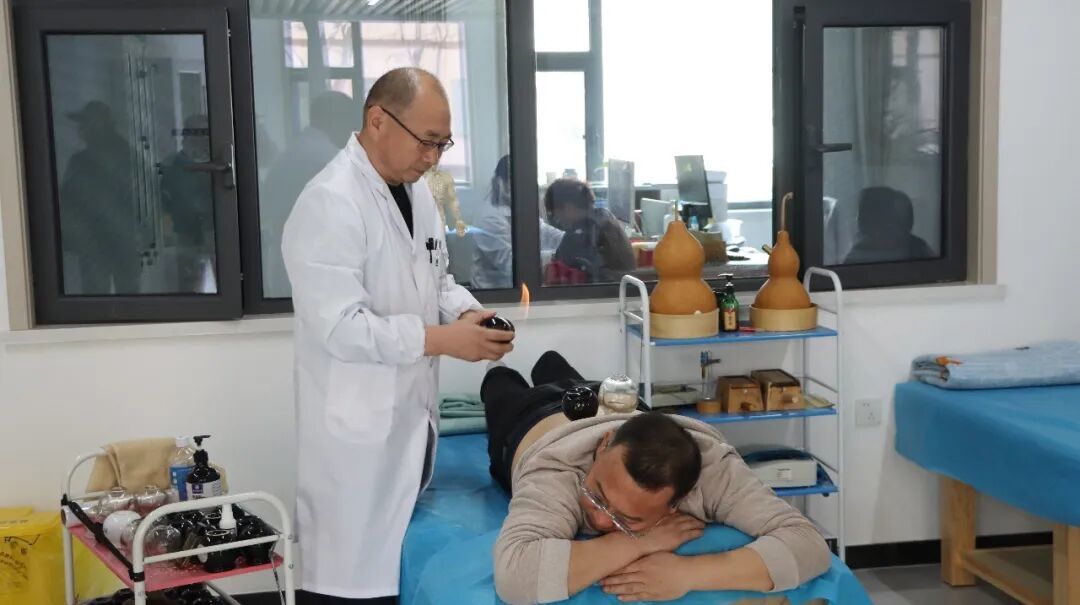 △朱学玉正在社区卫生服务站拔罐理疗