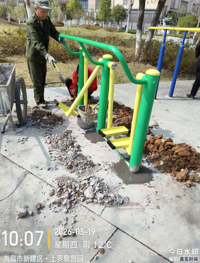 南昌经开区一处健身器材脚踏板高低变形不平衡 存在安全隐患