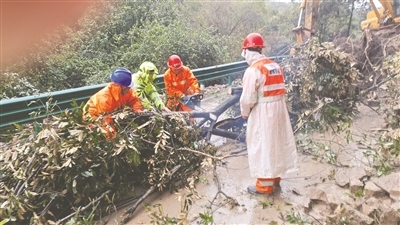 鹰潭：暴雨突袭S207 6小时“抢”出平安路（图）