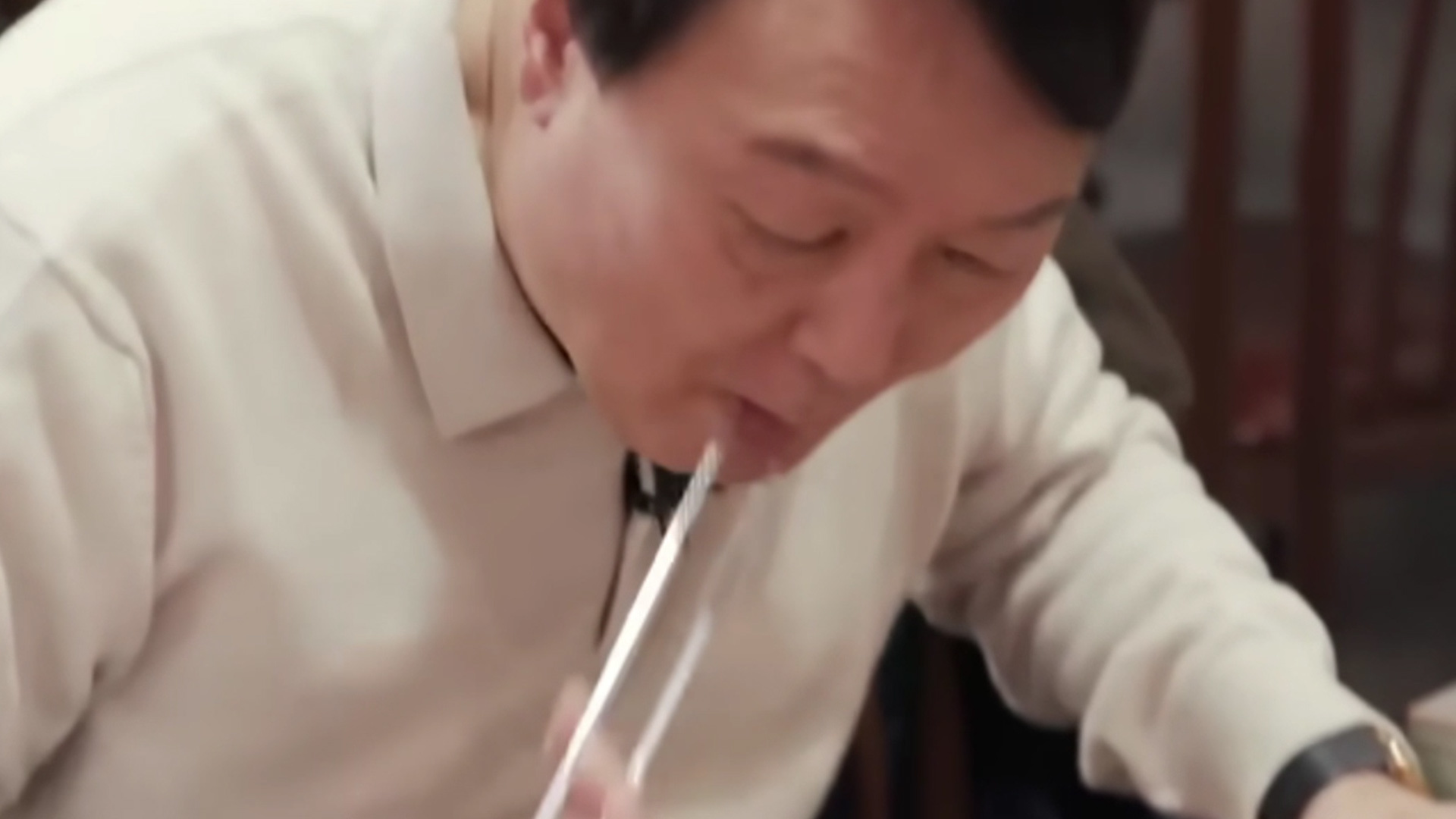 韩媒：尹锡悦在狱中经常索要食物，被狱警嫌弃，“他的食量很大，大家都说他胃口特别好”