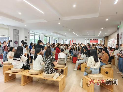 江西中医药大学音乐治疗专业师生在中小学为教师开展音乐团辅活动