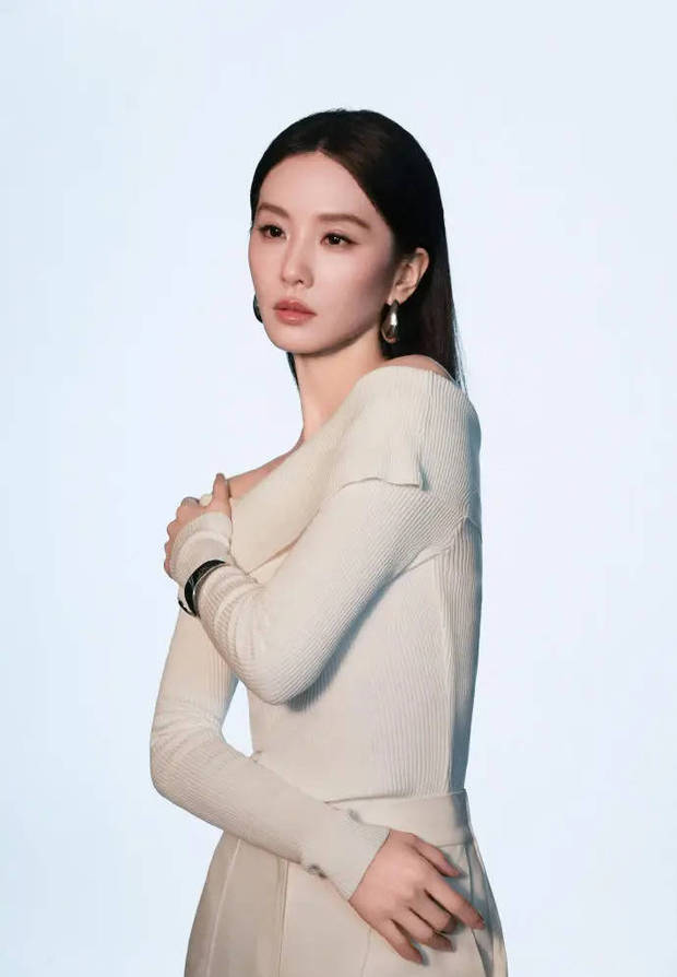 搜狐娱乐讯 近日，一组刘诗诗的大片曝光。