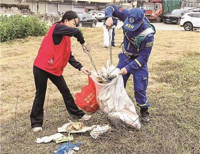市登山协会和浮梁蓝天救援队在昌江岸边清理垃圾。 (全媒体记者 付裕 摄)