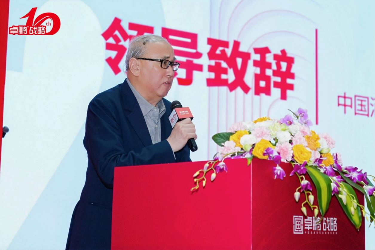 卓鹏战略十年大考交卷《穿越窄门》主题演讲 田卓鹏首发“十五五”酒业淘汰与进化生存图谱