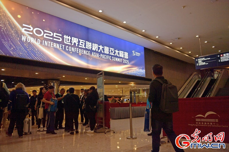 2025年4月13日，观众们在香港会议展览中心参观。