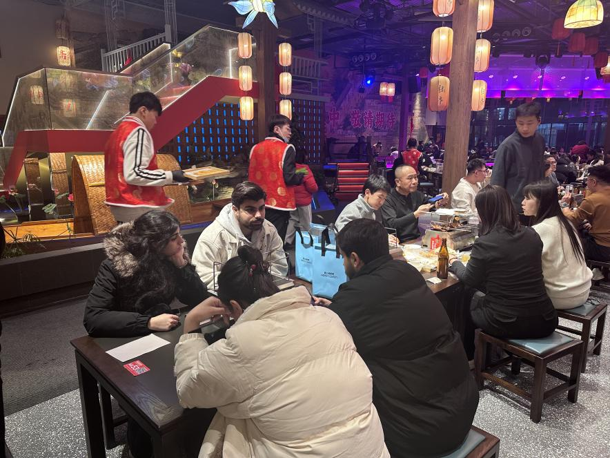 吃烧烤的外国人。拍摄于2026年1月