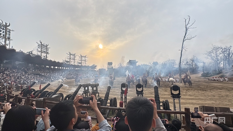 《三打祝家庄》的实景演出(央广网记者 张丽娜 摄)