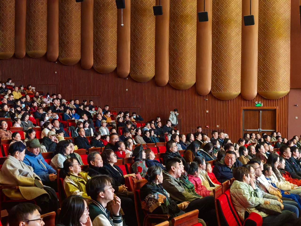 “骐骥踏歌来 青春再出发”交响音乐会燃情奏响 长影乐团用经典旋律致敬青春岁月