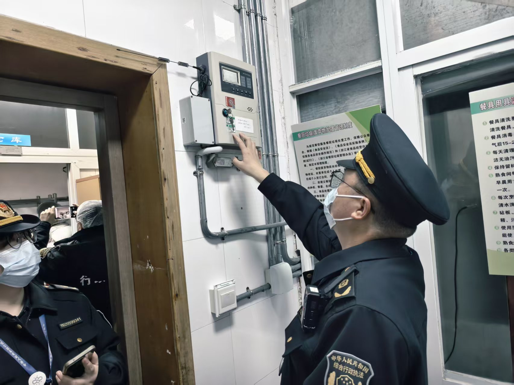 内融外联 鄞州“综合查一次”倾情守护校园食堂安全