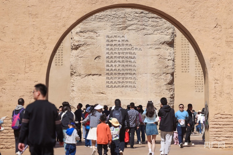 “只有河南·戏剧幻城”内的夯土墙高约15米,墙体刻有河南各地地名(央广网发 主办方供图)