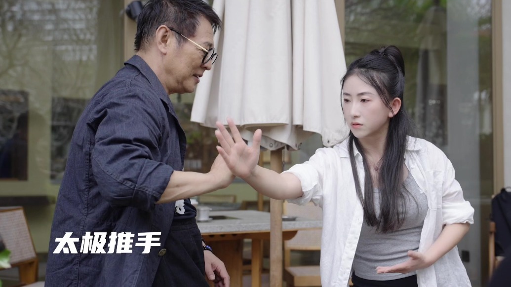 李连杰联手甘肃女侠带你打太极　国际太极拳日练起来