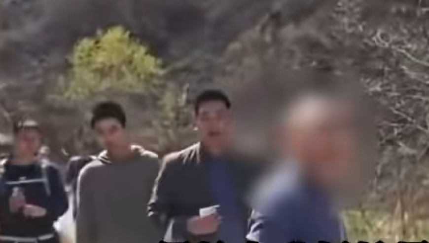 秦岭乱扔垃圾，志愿者劝阻起冲突，官方通报两人非公职人员，网友称道歉不够，应该罚当义工