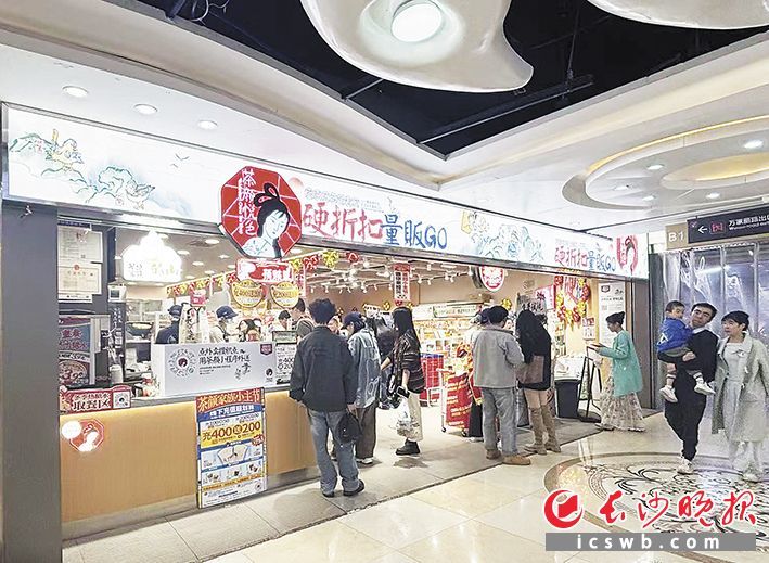 3月23日，本土茶饮品牌茶颜悦色春日限定款“花木兰”回归，吸引了一众粉丝。长沙晚报全媒体记者 刘捷萍 摄