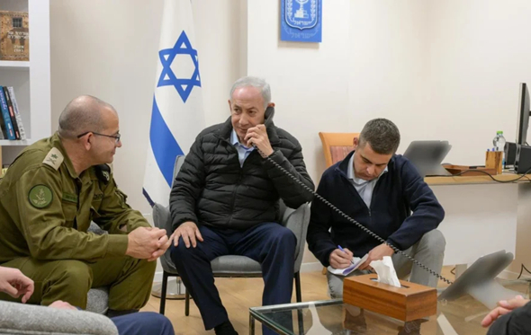 齐夫·阿格蒙（右）与以色列总理内塔尼亚胡（中） 图源：以色列总理社媒账号