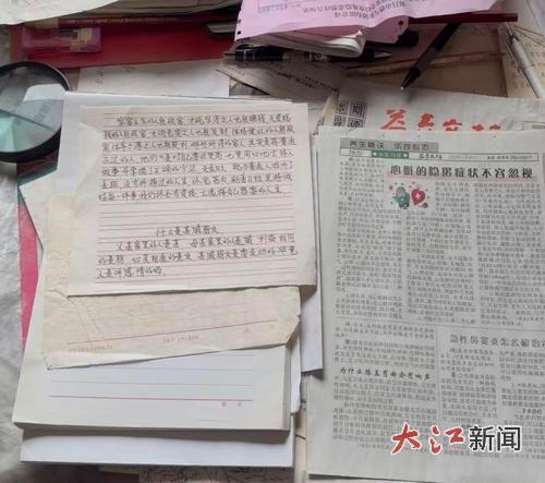 陈作福老人房间的书桌上摆放着放大镜、稿纸和报纸。