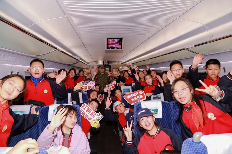 师生们在车厢合影 通讯员 王振男摄